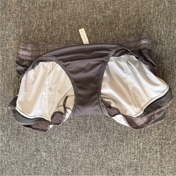 Lululemon Sz 12 Hotty Hot Short 2.5' Heather Lux
Multi Black / Heathered Black - Picture 8 of 12